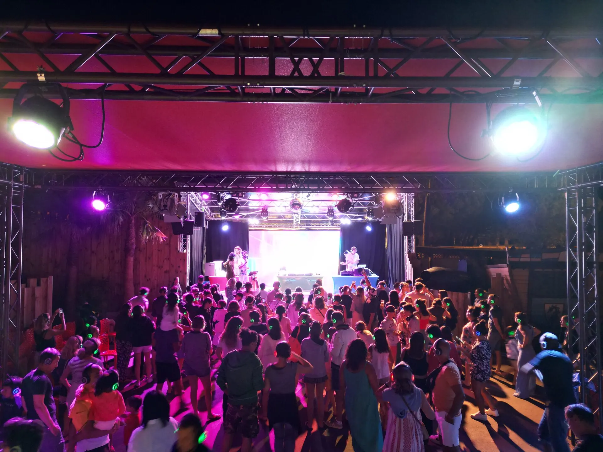 Silent disco en extérieur — vue drone d'une soirée silencieuse dans un domaine