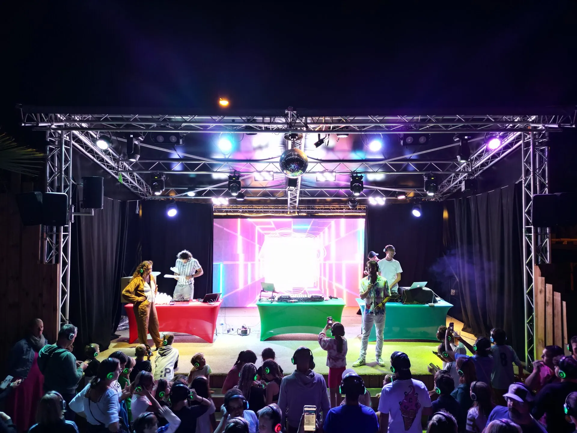 Silent disco camping — vue aérienne d'une soirée silencieuse avec casques lumineux entre les mobile-homes