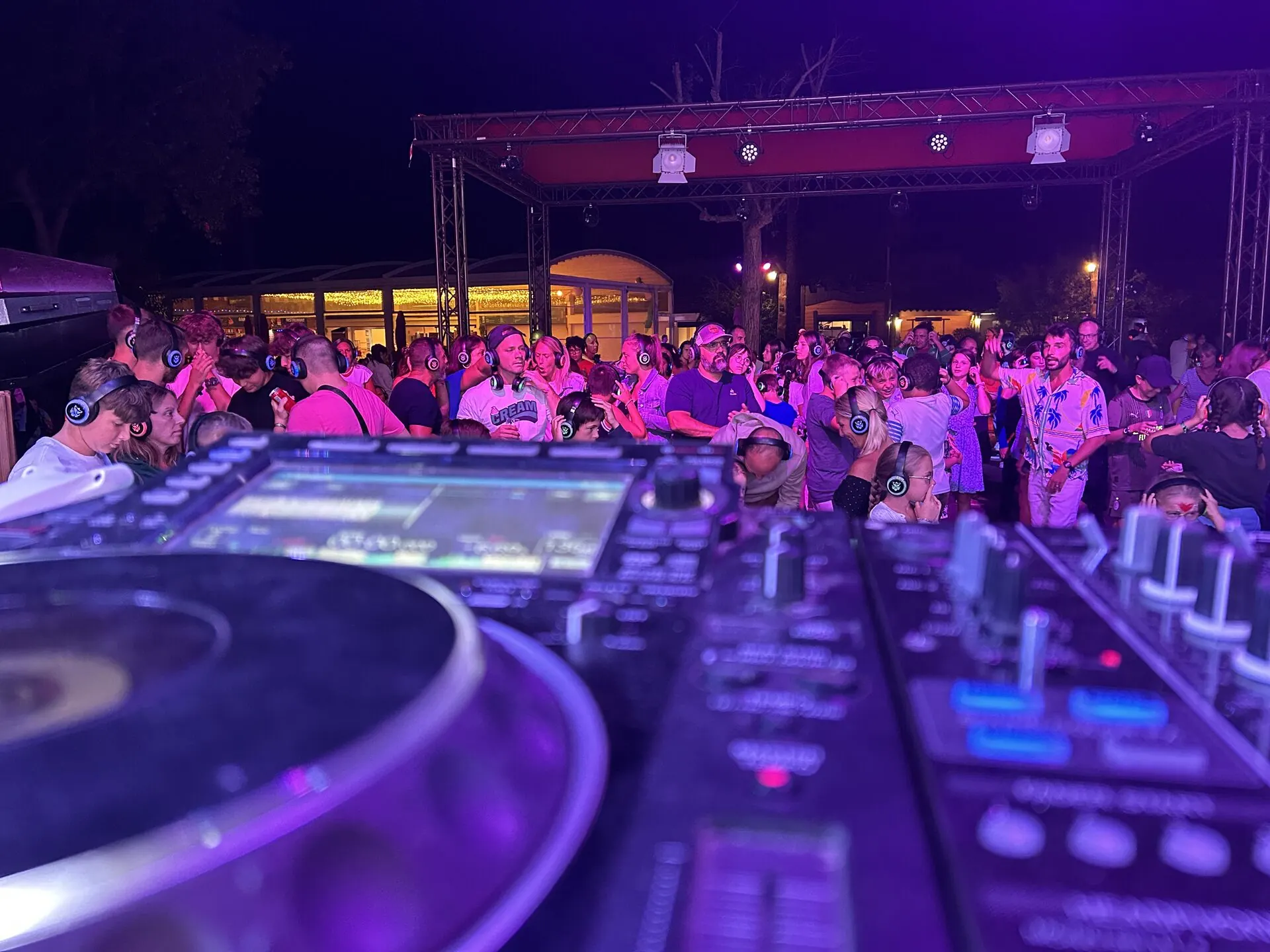 Invités dansant anniversaire adulte silent disco