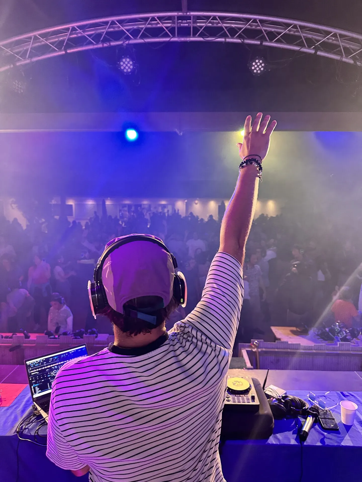 Silent disco — invités dansant avec casques sans fil lumineux lors d'une soirée silencieuse