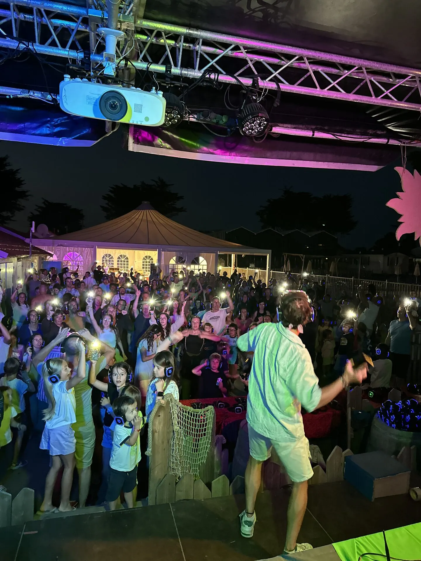 Émetteurs silent disco professionnels branchés sur table de mixage DJ lors d'une soirée