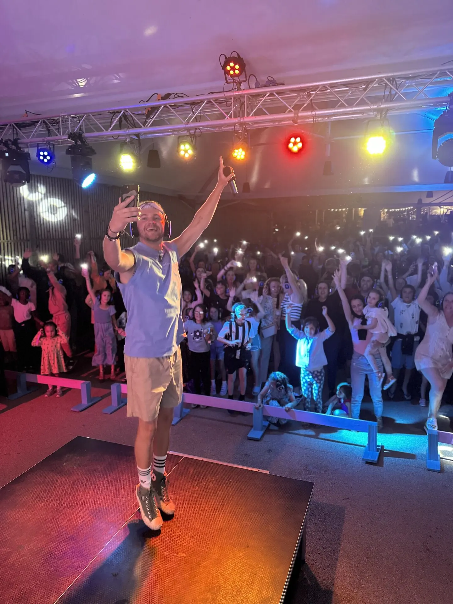Casques silent disco avec LED bleues rouges vertes indiquant les 3 canaux musicaux