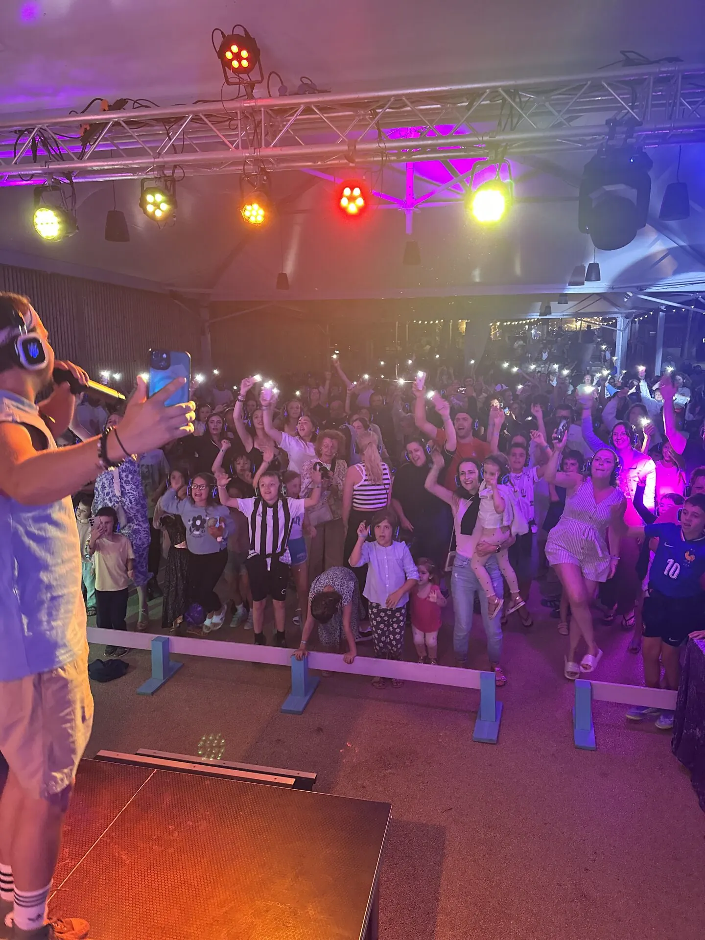 Silent disco mariage en château — invités tous âges dansant avec casques sans fil